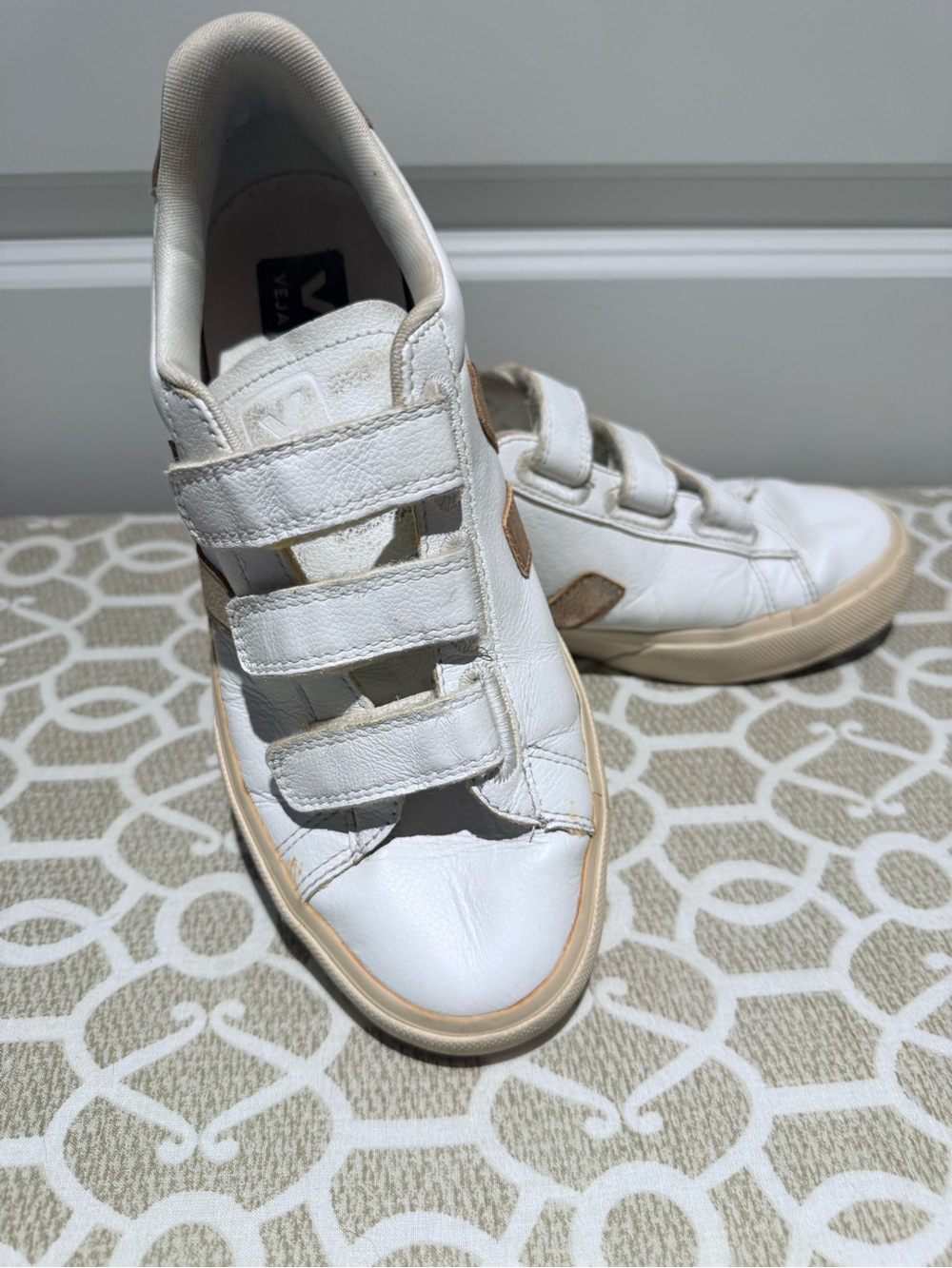 Veja Recife Logo Leather Sneaker. Size 9 - Picture 7 of 14